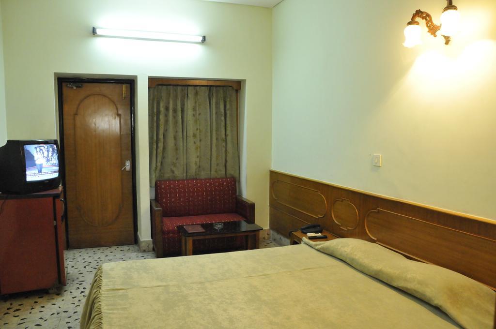 Hotel Heera Kalküta Dış mekan fotoğraf