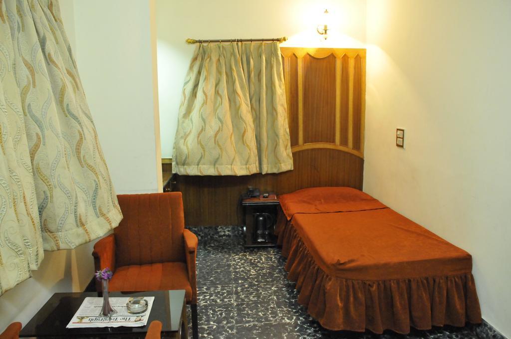 Hotel Heera Kalküta Dış mekan fotoğraf